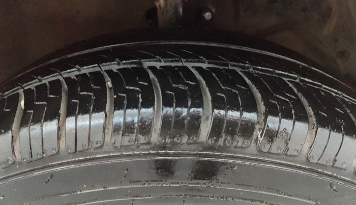 2015 Maruti Baleno DELTA PETROL 1.2, Petrol, Manual, 80,341 km, Right Front Tyre Tread