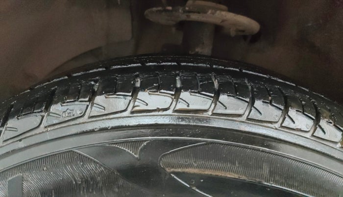 2015 Maruti Baleno DELTA PETROL 1.2, Petrol, Manual, 80,341 km, Left Front Tyre Tread