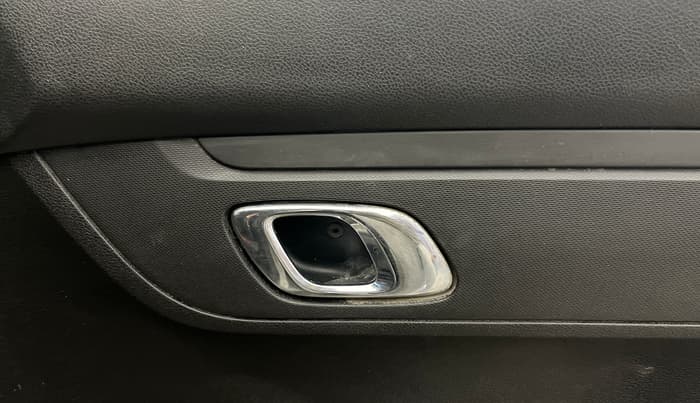2018 Renault Kwid RXT 1.0 AMT (O), Petrol, Automatic, 83,237 km, Driver Side Door Panels Control