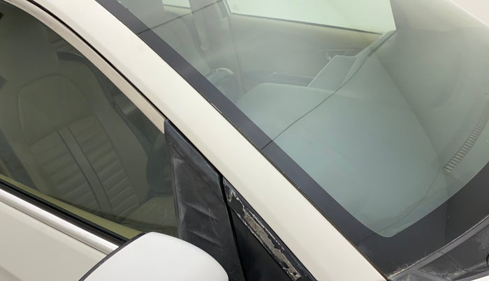 2016 Honda Amaze 1.2L I-VTEC SX, Petrol, Manual, 1,08,133 km, Right A pillar - Paint is slightly faded