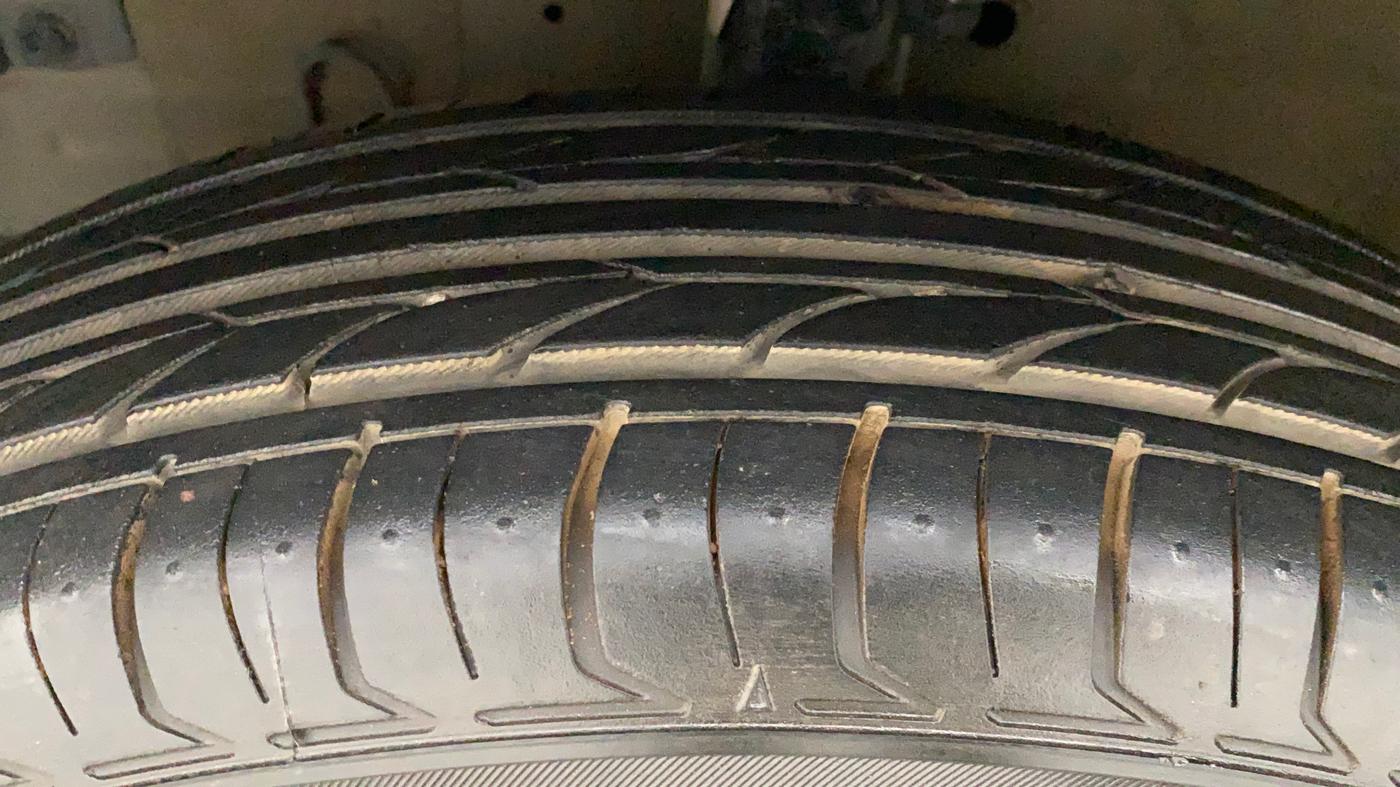 2014 Maruti Swift Dzire VXI, Petrol, Manual, 55,232 km, Left Front Tyre Tread