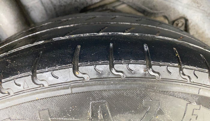 2015 Ford Figo Aspire TREND 1.2 PETROL, Petrol, Manual, 1,00,000 km, Right Rear Tyre Tread