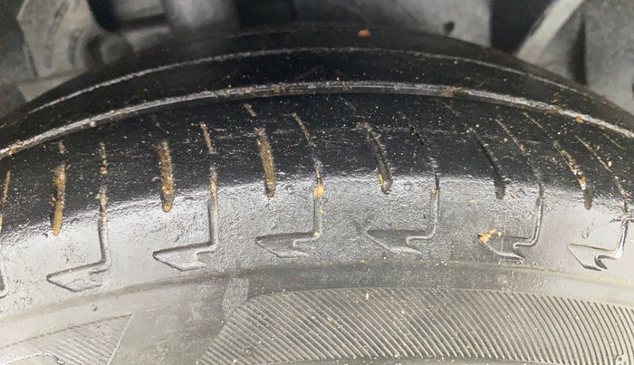 2015 Ford Figo Aspire TREND 1.2 PETROL, Petrol, Manual, 1,00,000 km, Right Front Tyre Tread