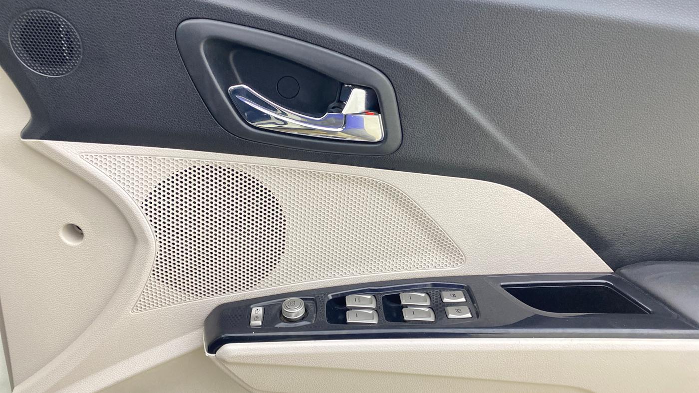 2020 Mahindra XUV300 W8 1.5 DIESEL, Diesel, Manual, 45,333 km, Driver Side Door Panels Control