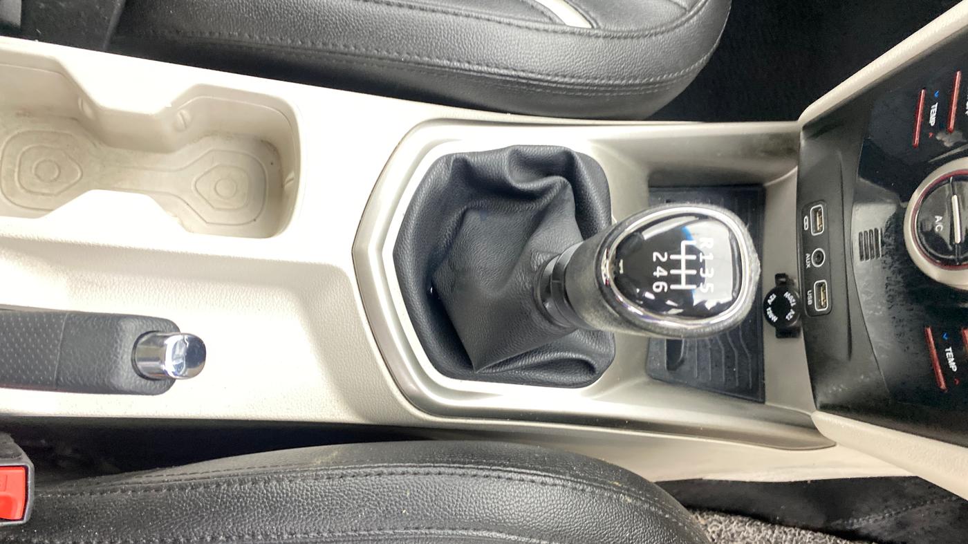 2020 Mahindra XUV300 W8 1.5 DIESEL, Diesel, Manual, 45,333 km, Gear Lever
