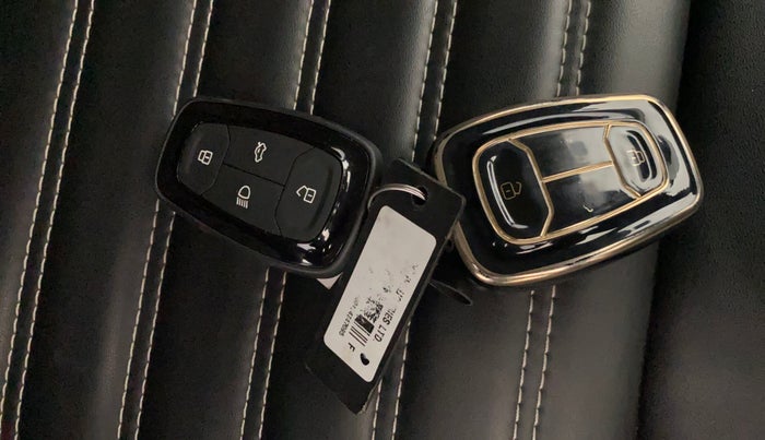 2024 Tata NEXON CREATIVE PLUS 1.2 REVOTRON 7 DCA DT, Petrol, Automatic, 10,480 km, Key Close Up