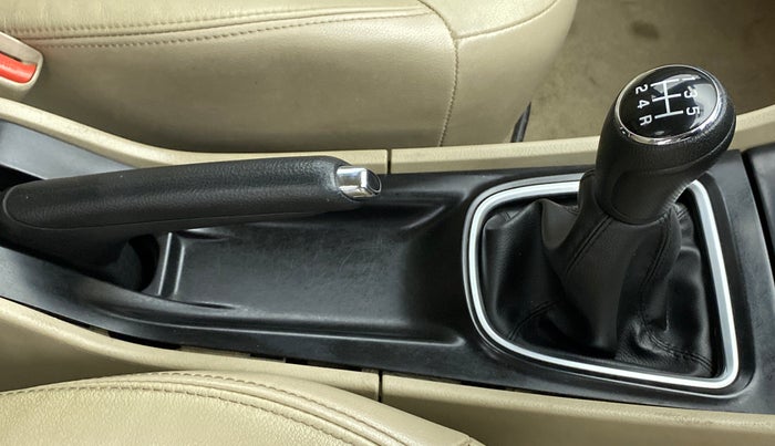 2018 Maruti Ciaz ALPHA 1.5 SHVS PETROL, Petrol, Manual, 27,837 km, Gear Lever