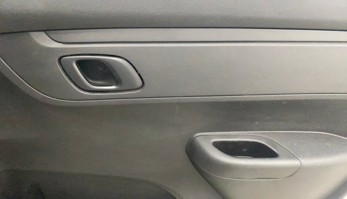 2017 Renault Kwid RXT 1.0 AMT, Petrol, Automatic, 77,568 km, Driver Side Door Panels Control