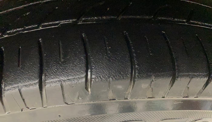 2017 Renault Kwid RXT 1.0 AMT, Petrol, Automatic, 77,568 km, Right Front Tyre Tread