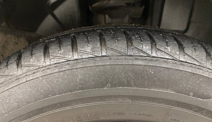 2021 Renault Kwid RXT 1.0 AMT (O), Petrol, Automatic, 60,243 km, Right Front Tyre Tread