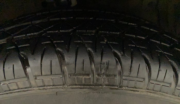 2014 Maruti Swift VXI, Petrol, Manual, 70,860 km, Right Front Tyre Tread