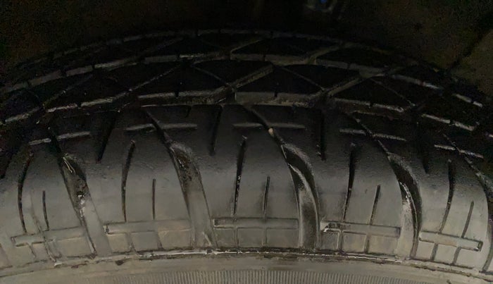 2014 Maruti Swift VXI, Petrol, Manual, 70,860 km, Right Rear Tyre Tread