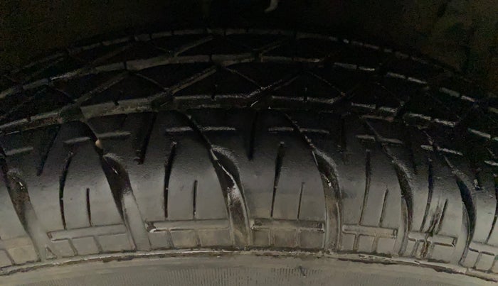 2014 Maruti Swift VXI, Petrol, Manual, 70,860 km, Left Front Tyre Tread