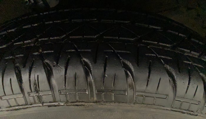 2014 Maruti Swift VXI, Petrol, Manual, 70,860 km, Left Rear Tyre Tread