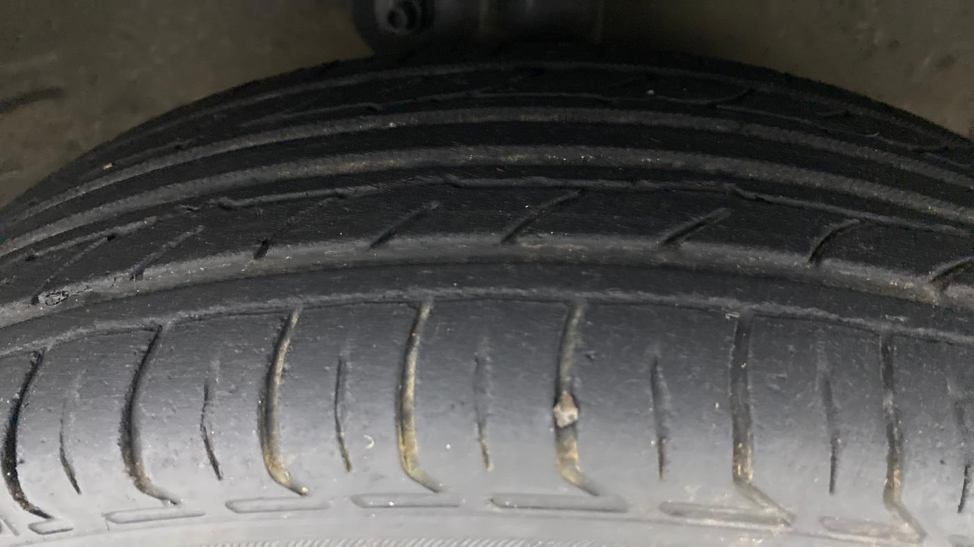 2010 Maruti A Star VXI, Petrol, Manual, 42,085 km, Right Front Tyre Tread