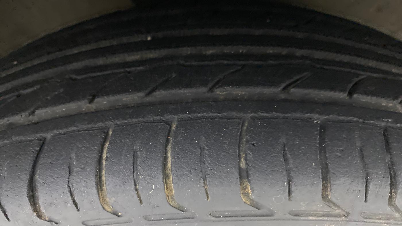 2010 Maruti A Star VXI, Petrol, Manual, 42,085 km, Right Rear Tyre Tread