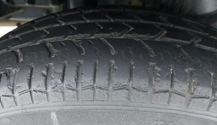 2014 Maruti Swift Dzire VXI, Petrol, Manual, 40,452 km, Right Rear Tyre Tread
