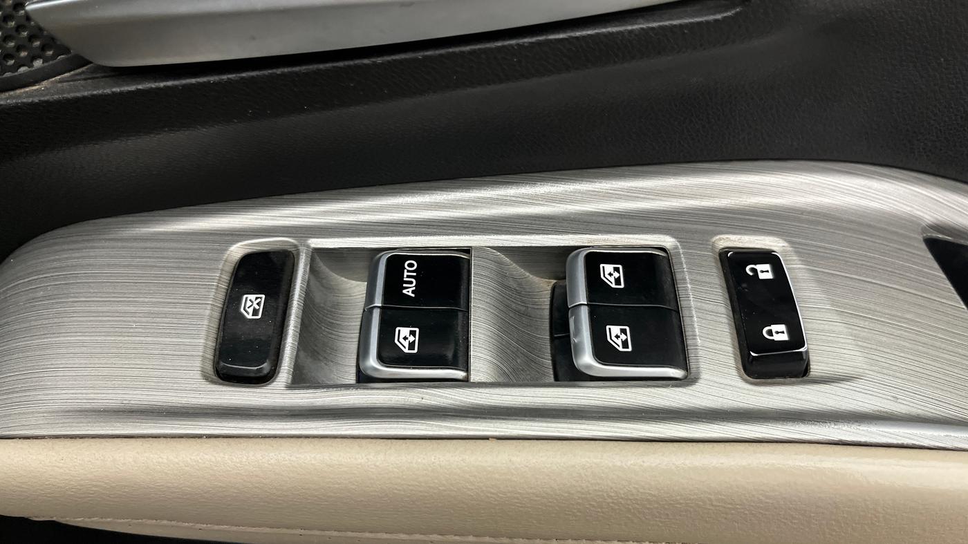 2023 MG HECTOR SAVVY PRO 1.5 TURBO CVT PETROL, Petrol, Automatic, 1,02,801 km, Driver Side Door Panels Control