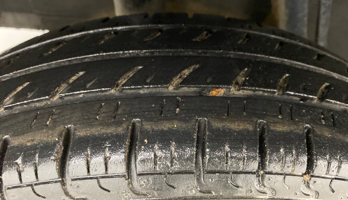 2017 Renault Kwid 1.0 RXT Opt AT, Petrol, Automatic, 27,072 km, Right Rear Tyre Tread