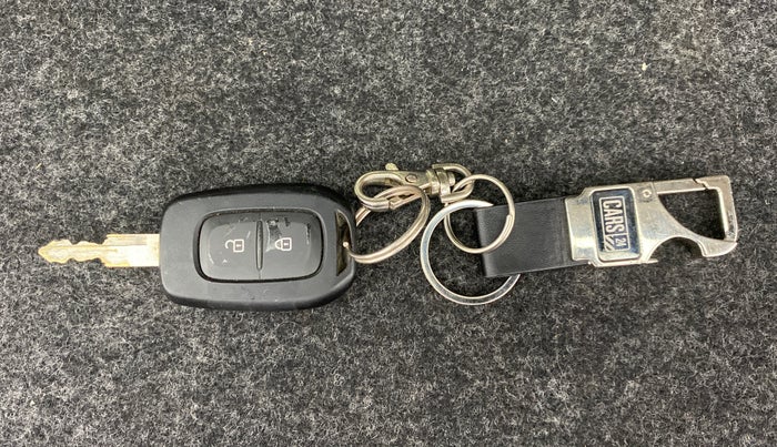 2017 Renault Kwid 1.0 RXT Opt AT, Petrol, Automatic, 27,072 km, Key Close Up