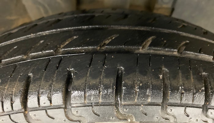 2017 Renault Kwid 1.0 RXT Opt AT, Petrol, Automatic, 27,072 km, Right Front Tyre Tread