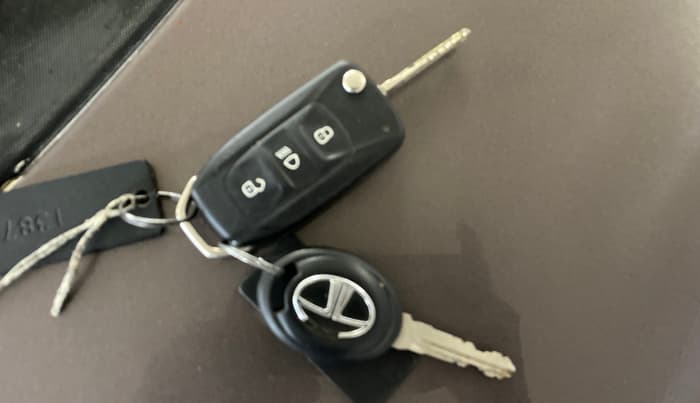 2017 Tata Tiago XT PETROL, Petrol, Manual, 28,677 km, Key Close Up