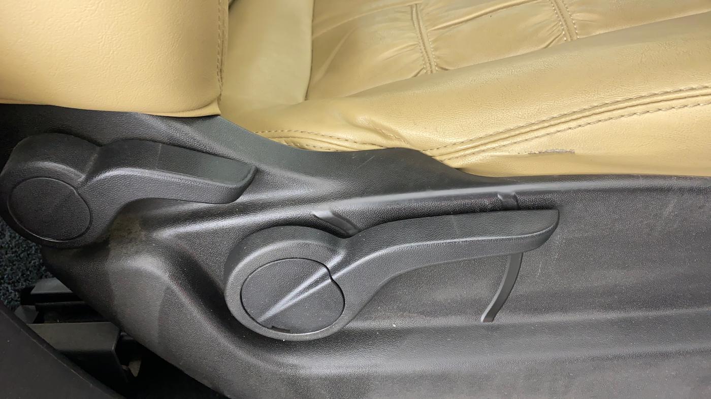 2018 Mahindra XUV500 W9, Diesel, Manual, 65,454 km, Driver Side Adjustment Panel