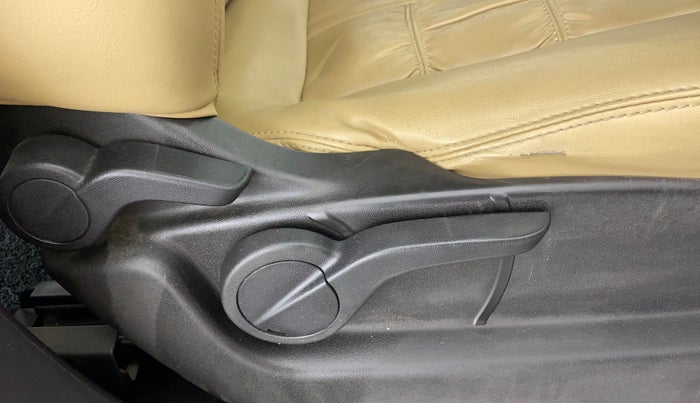 2018 Mahindra XUV500 W9, Diesel, Manual, 65,454 km, Driver Side Adjustment Panel