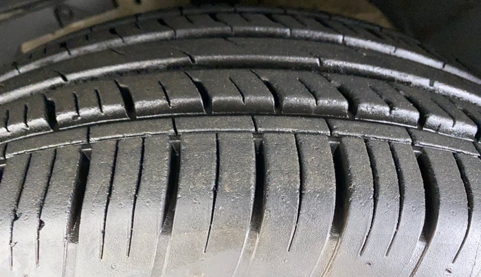 2018 Mahindra XUV500 W9, Diesel, Manual, 65,454 km, Left Front Tyre Tread