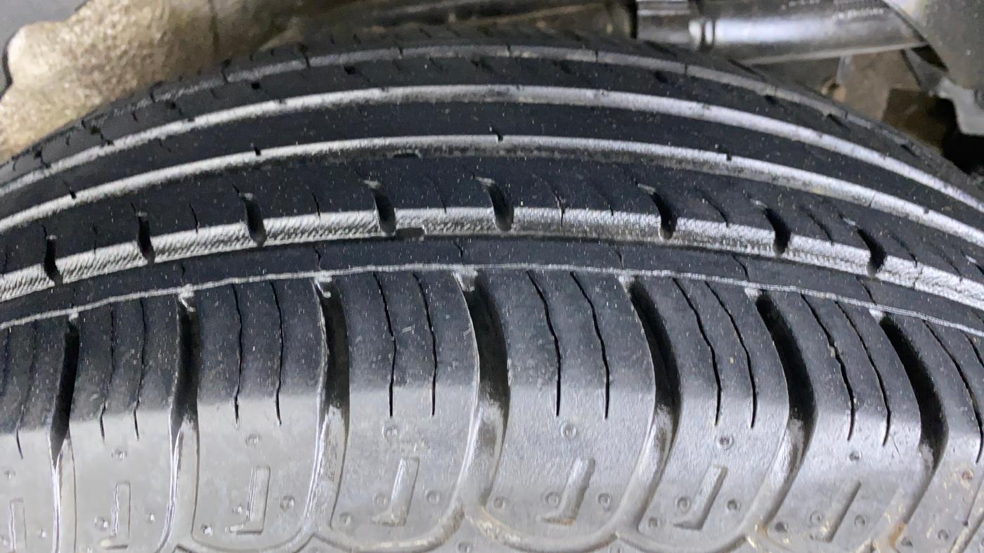 2018 Mahindra XUV500 W9, Diesel, Manual, 65,454 km, Left Rear Tyre Tread