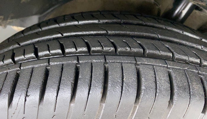 2018 Mahindra XUV500 W9, Diesel, Manual, 65,454 km, Right Front Tyre Tread