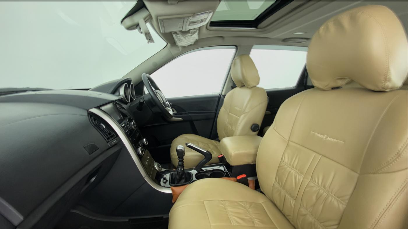 2018 Mahindra XUV500 W9, Diesel, Manual, 65,454 km, Right Side Front Door Cabin