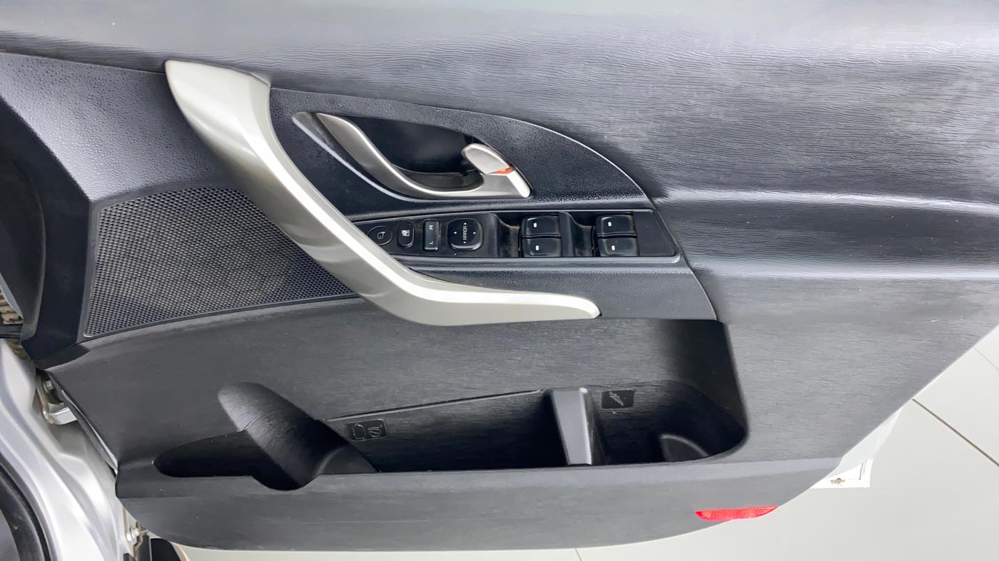 2018 Mahindra XUV500 W9, Diesel, Manual, 65,454 km, Driver Side Door Panels Control
