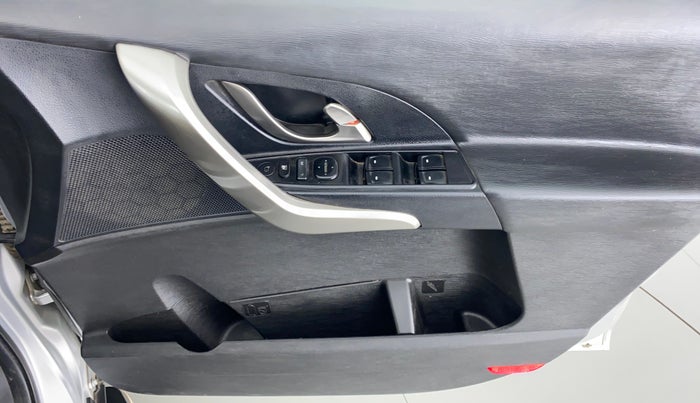 2018 Mahindra XUV500 W9, Diesel, Manual, 65,454 km, Driver Side Door Panels Control