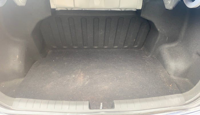 2014 Hyundai Xcent SX AT 1.2 (O), Petrol, Automatic, 66,135 km, Boot Inside