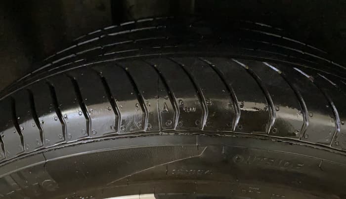 2025 MG HECTOR PLUS SHARP PRO 1.5 TURBO MT 7 STR, Petrol, Manual, 1,516 km, Right Rear Tyre Tread