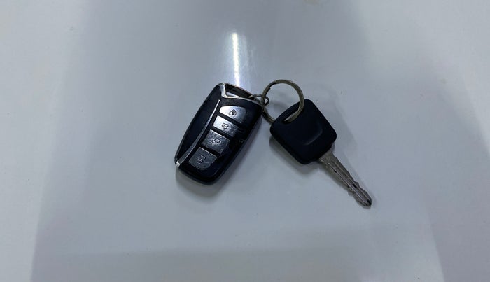 2024 Nissan MAGNITE  XE AMT EZ Shift, Petrol, Automatic, 33,642 km, Key Close Up