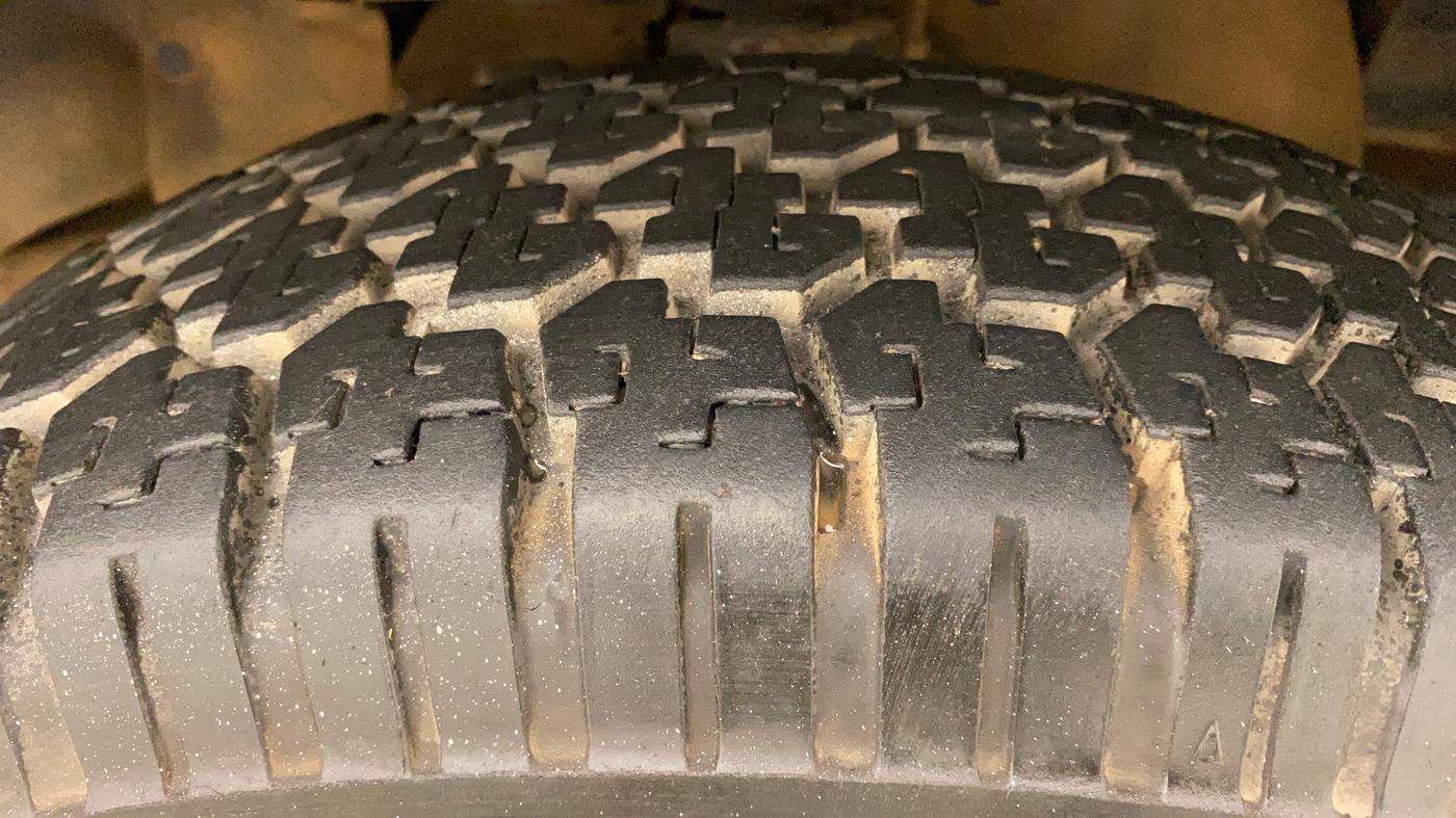 2016 Mahindra Bolero ZLX BS IV, Diesel, Manual, 1,39,583 km, Right Front Tyre Tread