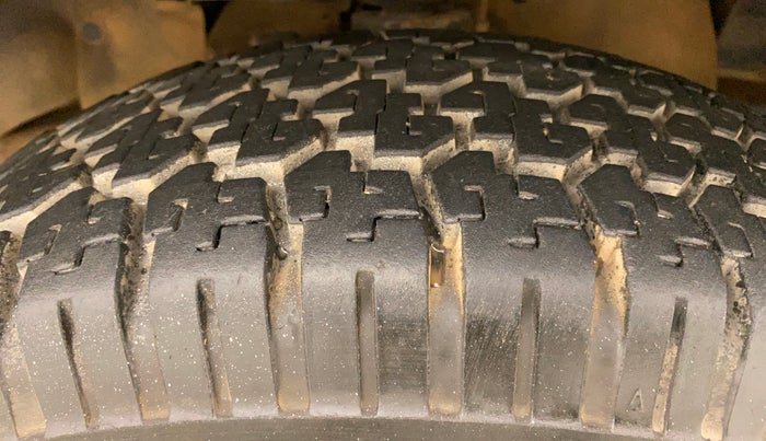 2016 Mahindra Bolero ZLX BS IV, Diesel, Manual, 1,39,583 km, Right Front Tyre Tread