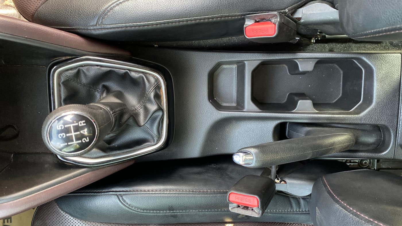 2023 Maruti Grand Vitara ALPHA SMART HYBRID, Petrol, Manual, 38,494 km, Gear Lever