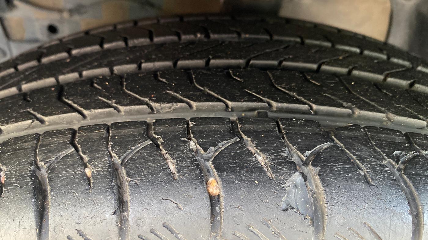 2023 Maruti Grand Vitara ALPHA SMART HYBRID, Petrol, Manual, 38,494 km, Left Front Tyre Tread