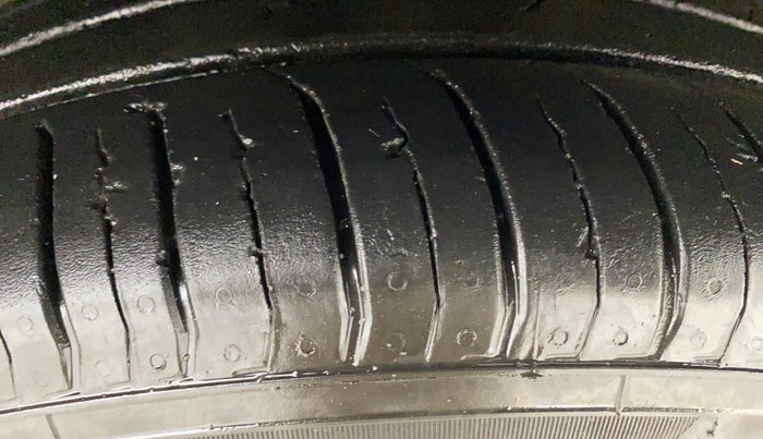 2020 Renault TRIBER RXZ AMT, Petrol, Automatic, 76,244 km, Right Front Tyre Tread