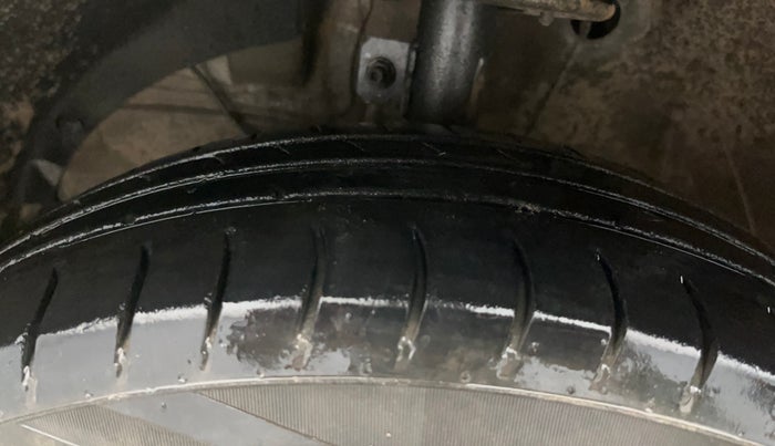 2020 Maruti Swift LXI, Petrol, Manual, 77,176 km, Left Front Tyre Tread