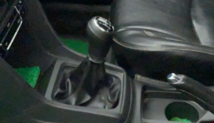2016 Maruti Vitara Brezza ZDI PLUS DUAL TONE, Diesel, Manual, 91,184 km, Gear lever - Boot cover slightly torn