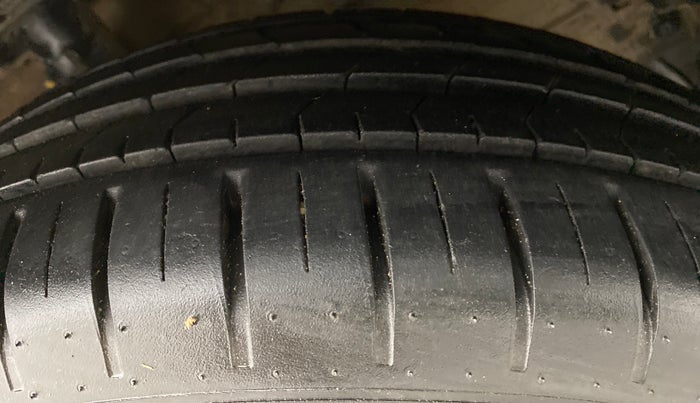 2017 Maruti Ciaz ALPHA 1.4 VVT, Petrol, Manual, 52,830 km, Right Front Tyre Tread