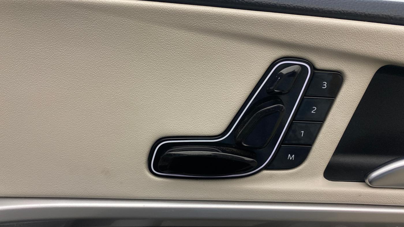 2022 Mahindra XUV700 AX 7 P AT 7 STR, Petrol, Automatic, 78,909 km, Driver Side Adjustment Panel