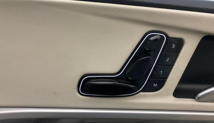 2022 Mahindra XUV700 AX 7 P AT 7 STR, Petrol, Automatic, 78,909 km, Driver Side Adjustment Panel
