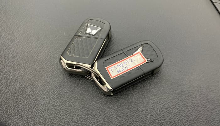 2022 Mahindra XUV700 AX 7 P AT 7 STR, Petrol, Automatic, 78,909 km, Key Close Up