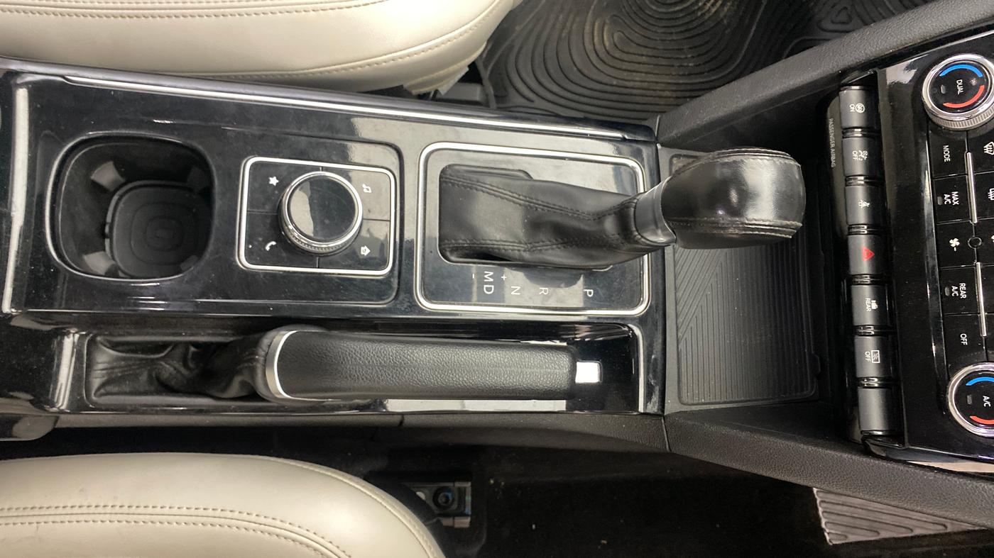 2022 Mahindra XUV700 AX 7 P AT 7 STR, Petrol, Automatic, 78,909 km, Gear Lever
