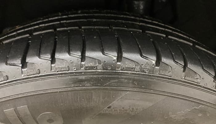 2022 Mahindra XUV700 AX 7 P AT 7 STR, Petrol, Automatic, 78,909 km, Left Rear Tyre Tread